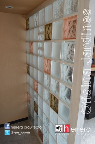 Muro de vitro-block en interior.