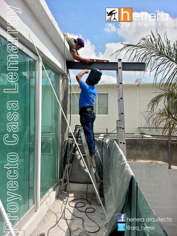Inicio de trabajos de herrería en balcón de Biblioteca.