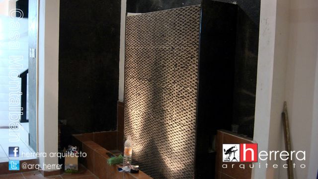 Fuente con cantera negra labrada.