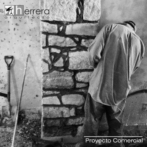 Restauración y mantenimiento de arco de cantera original del local comercial.