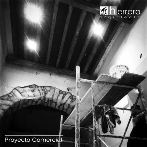 Instalación de iluminación en plafón de viguería de madera del local comercial.