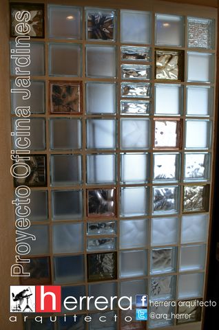 Muro de vitro-block en interior.