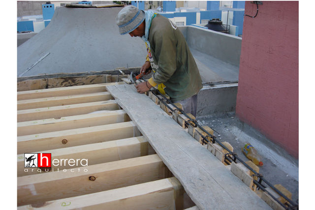 Domo en cubo de la escalera con viguería de madera.